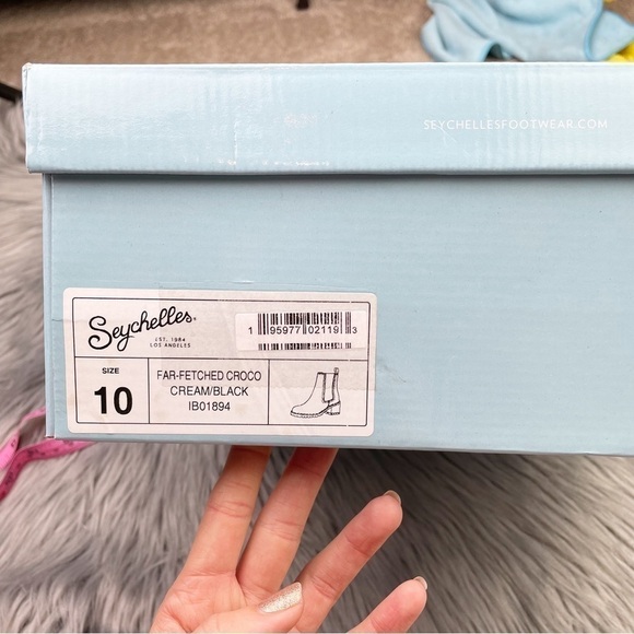 New Seychelles FarFetched Leather Chelsea Lug Boots in Cream - Picture 6 of 9